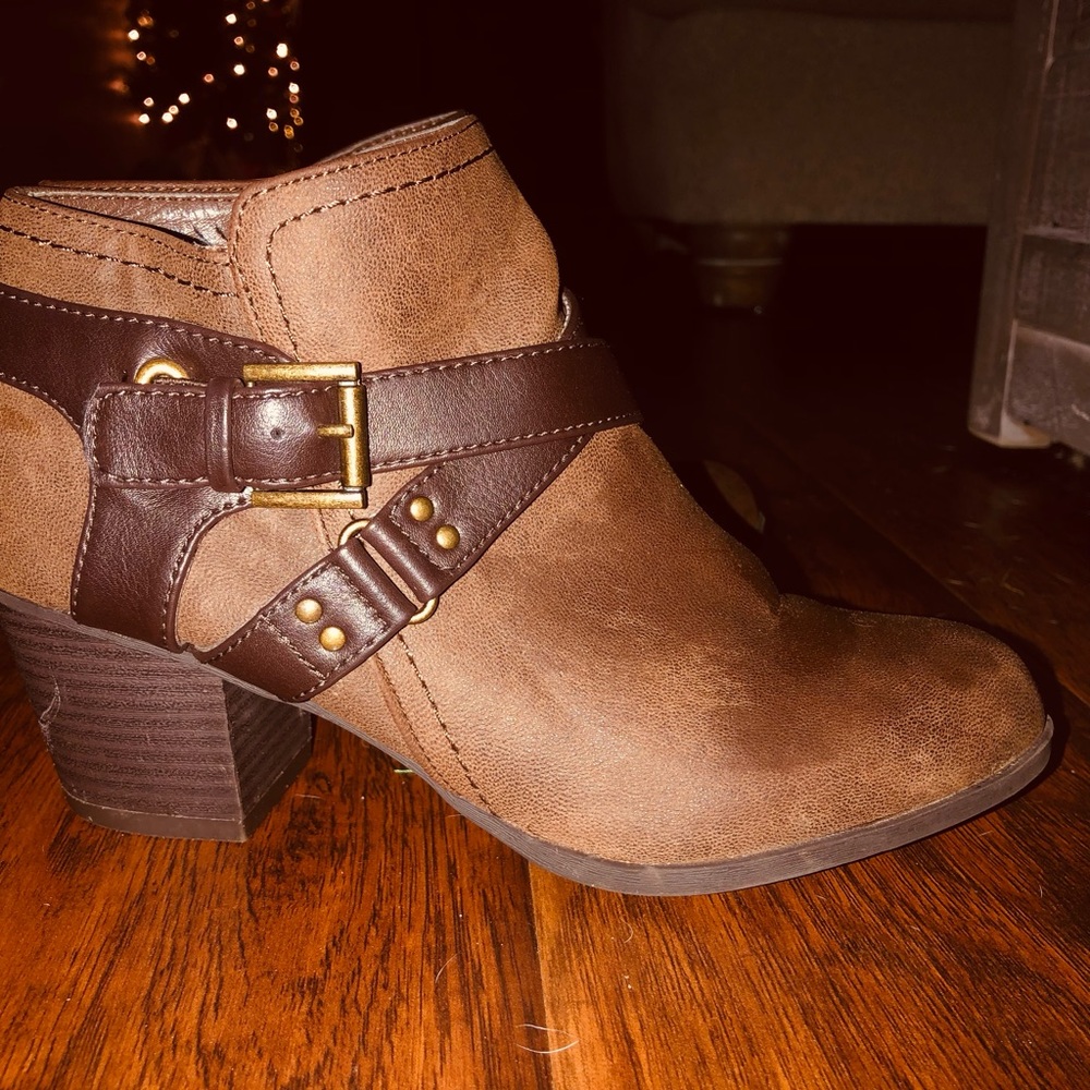 Indigo medium brown with dark brown buckle straps. Faux Leather. 7.5 Medium. $30